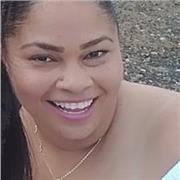 Profesora imparte clases a estudiantes de primaria